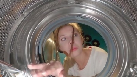 Stepsister stuck in the washing machine with her ass out
