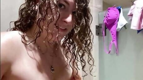 Tranny jerks off in the shower